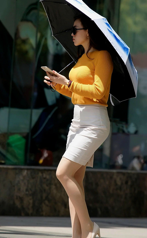 街拍,第六位时尚姐妹花,这俩在讲悄悄话,看着真舒服