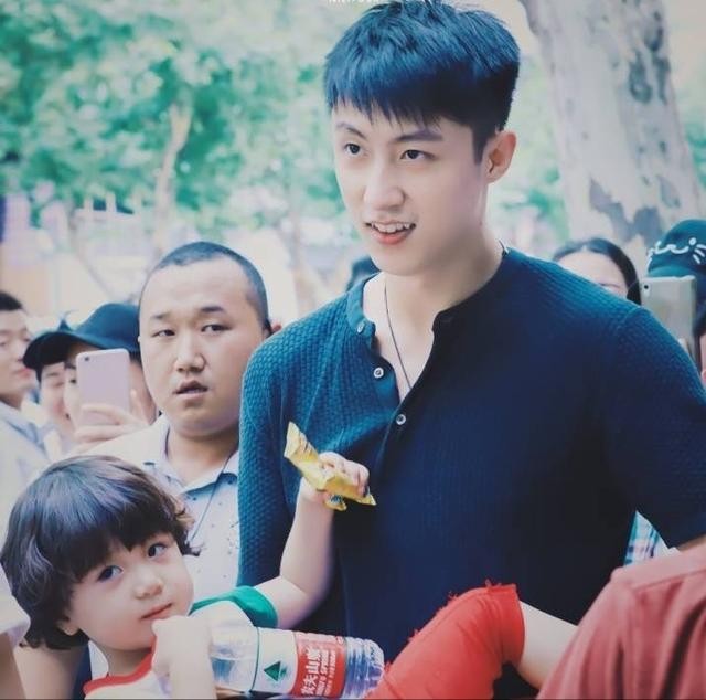 豪豪探班黄景瑜目标吻20下全程甜到爆,黄景瑜手机壳意外曝光了