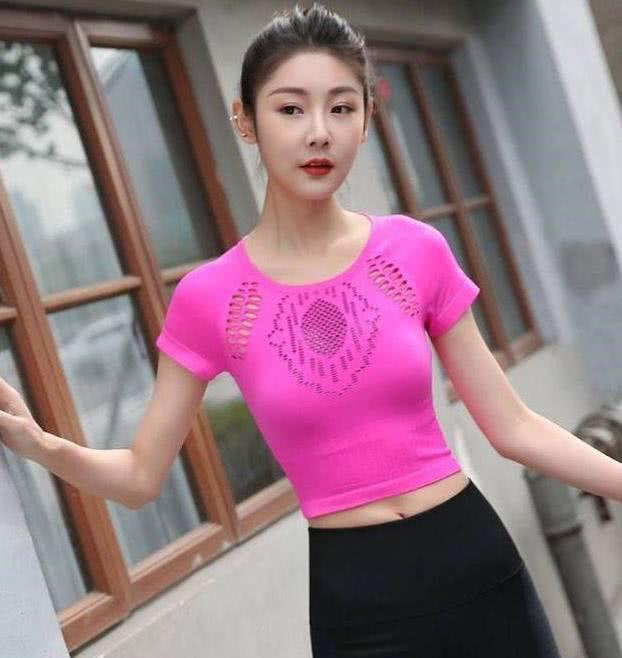 柔美娇俏的打底裤美女,时尚有气质,尽显凹凸身姿!