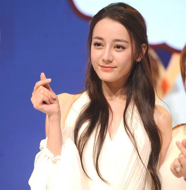 迪丽热巴参加代言活动,一身白色长裙,宛如仙女