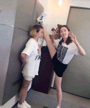 以为何穗刘亦菲够白了, 直到看到她, 网友: 腿上才是亮点吧? 会玩