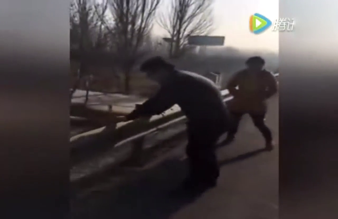 迈腾上高速被削成敞篷车 司机命大毫发无损