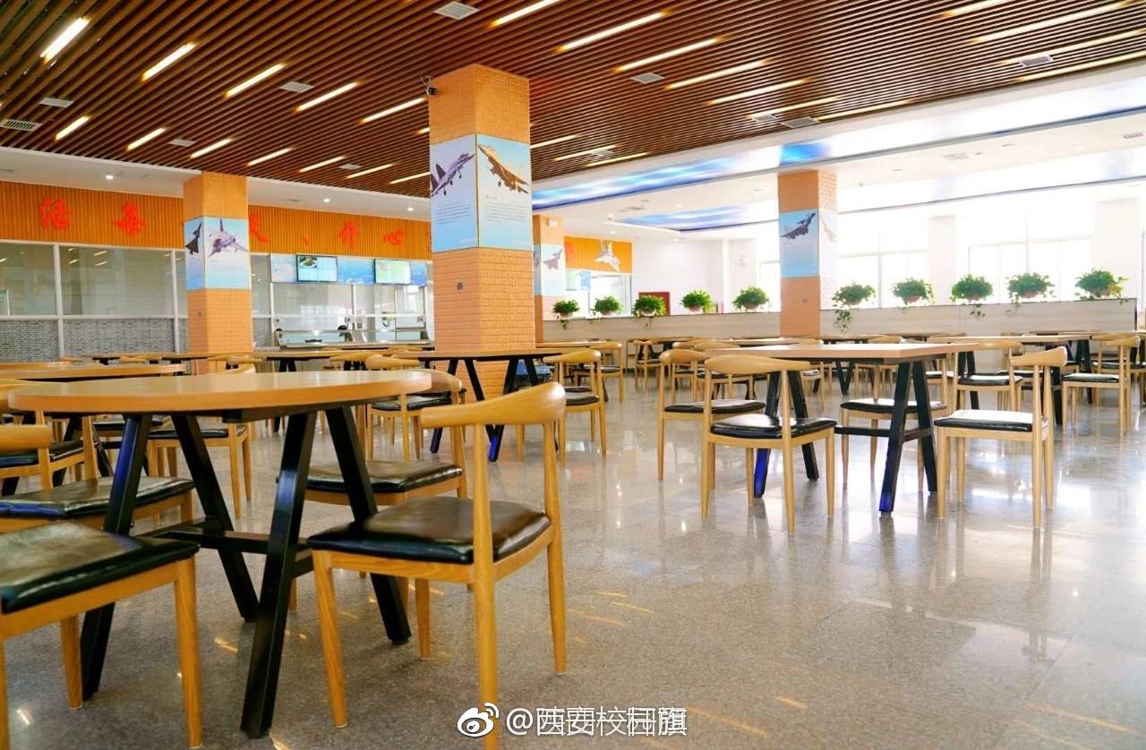 没错,这说的当然是@西安航空职业技术学院 的"网红食堂,美出新天地