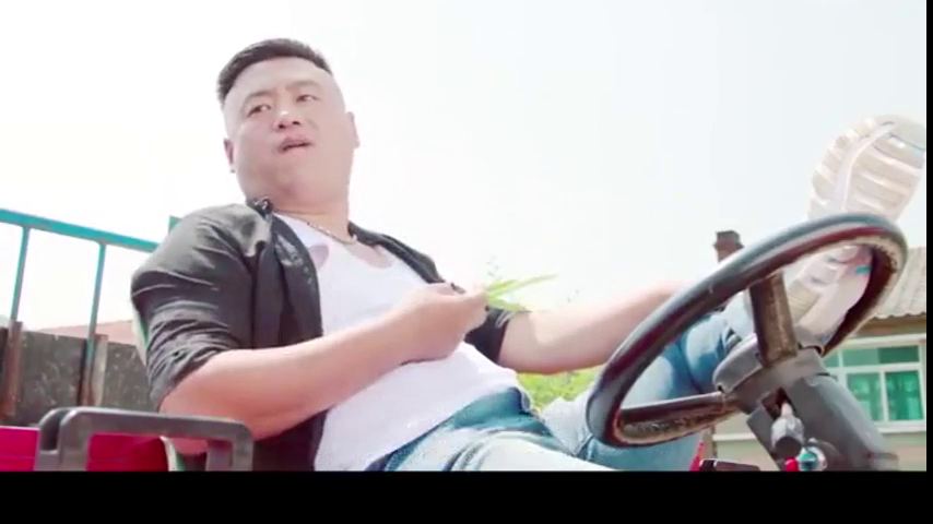 骑马的能追上开拖拉机的吗？踏板车也来凑热门，太搞笑了！