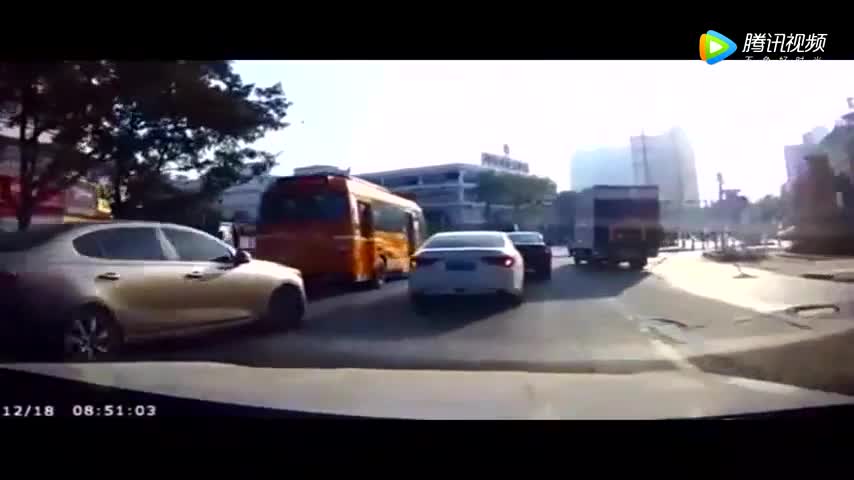 电动车司机无视车流强行闯红灯，还天真的以为没人敢撞她！