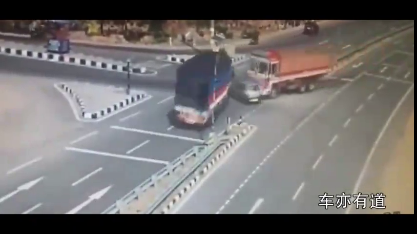 交通安全警示－－轿车被两大车的车头“夹心”了，真惨！