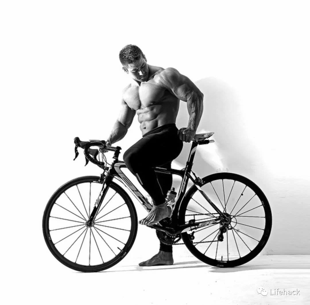 韩国巨无霸吴英根，块头不输给黄哲勋