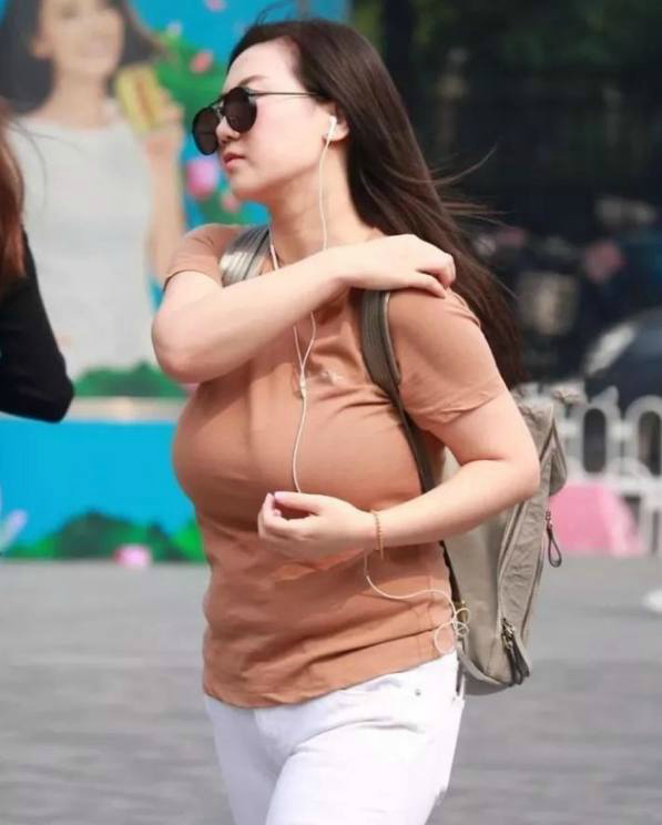 街拍,上围饱满的白皙少妇,妩媚的打扮,真够劲儿_新浪