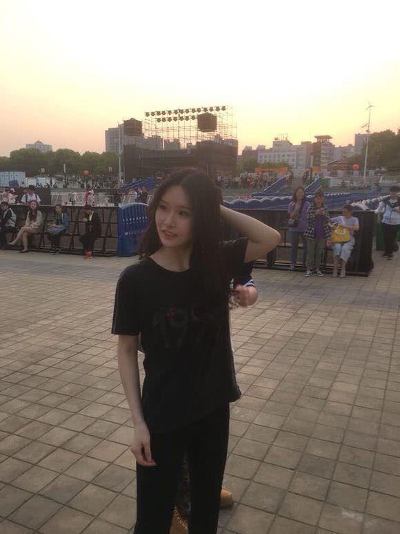 斗鱼阿冷素颜回眸一笑，网友:我都快要弯了!