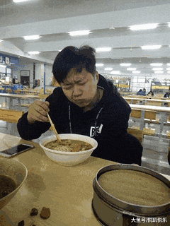 gif搞笑动图: 姑娘, 你一不小心暴露了特长