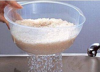 淘米水浇花,这样用才对,难怪你的盆栽越浇越不