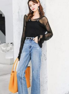 今秋流行穿牛仔蓝色阔腿裤,搭配对的鞋子,造