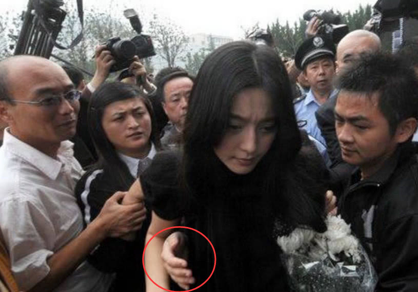 当女明星遭受“咸猪手”,原来明星也被袭胸,柳岩也很无奈啊