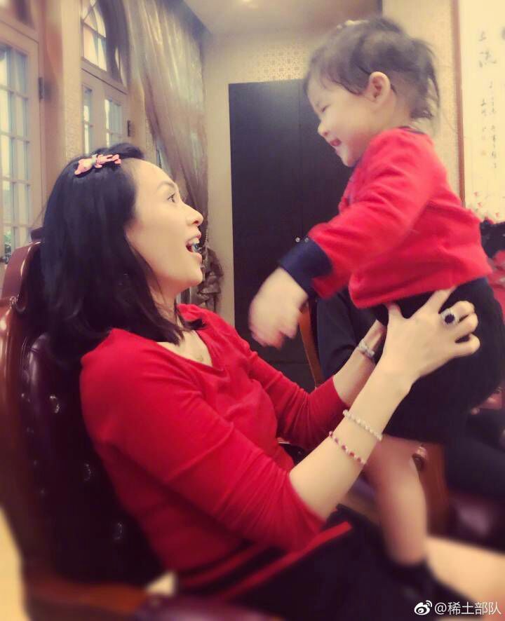 除了小苹果和醒醒以外,还有一个女儿汪璟怡,现在跟汪峰的前妻康作如