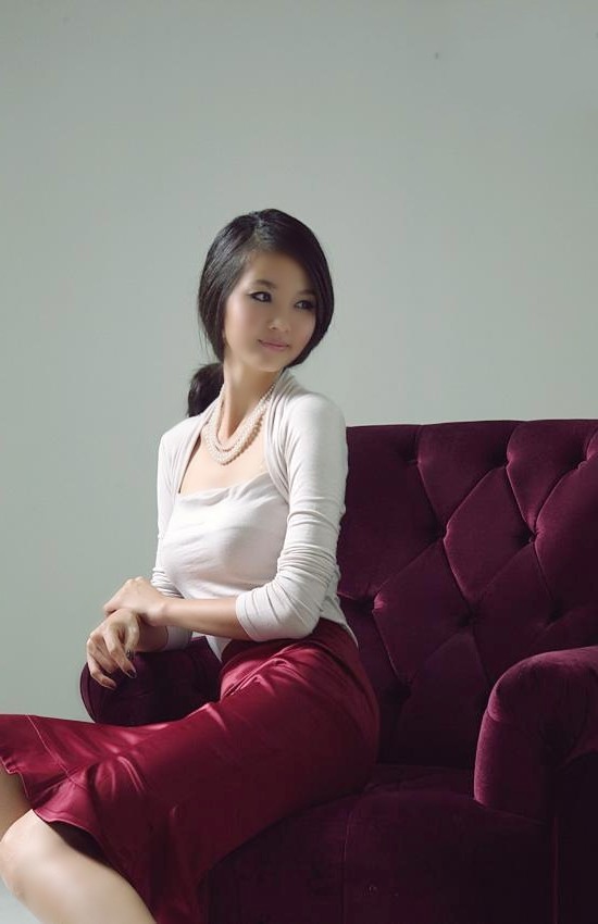 一个依偎在沙发边的时尚高雅气质美女