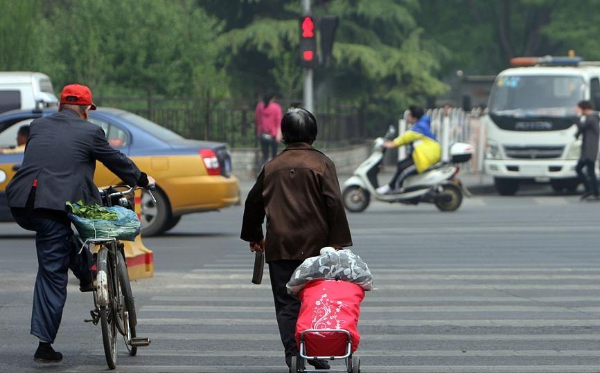 不小心撞了闯红灯的行人,责任怎么划分?交警终