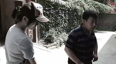 搞笑gif:咱们在公共场所,能不能坐好,考虑考虑别人感受!