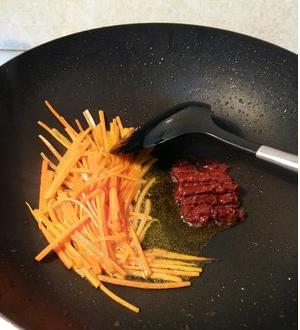 鱼香肉丝正宗的做法步骤图解，这样做出来的比饭店的好吃一百倍