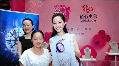 以为何穗刘亦菲够白了, 直到看到她, 网友: 腿上才是亮点吧? 会玩