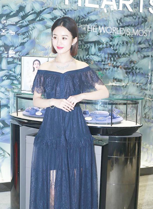 赵丽颖蓝色长裙露肩亮眼,网友:发型略简单,但依然很美