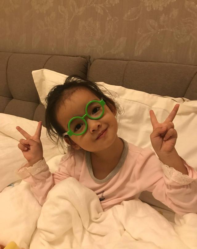 聂远难得晒3岁女儿照片, 小姑娘双眼皮大眼睛俏皮可爱!