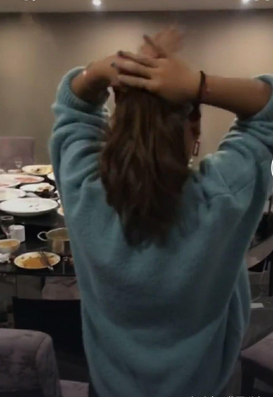 抖音现美女背影杀手,撩起头发后众人意外:嫌头发多了热?