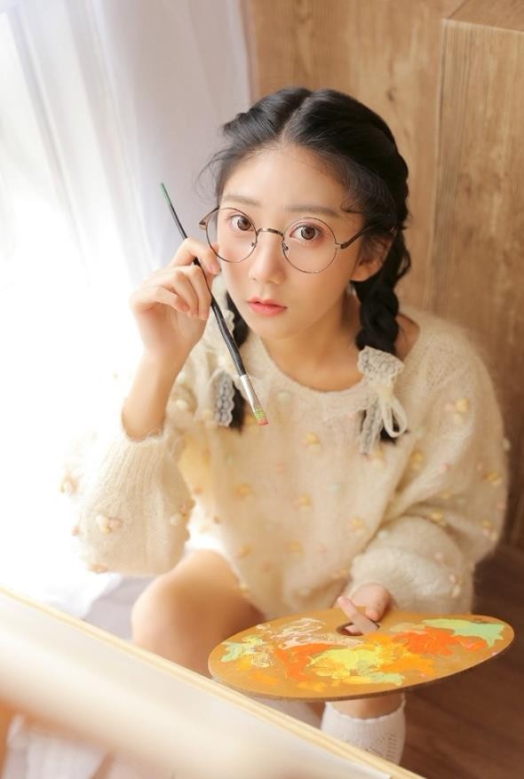 人像摄影:文艺眼镜麻花辫白丝美腿圆框美女气妆美女游戏画图片