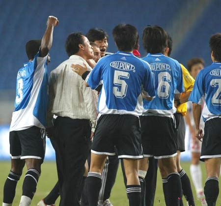 大连足球史上今天:04年大连实德2比0重庆力帆