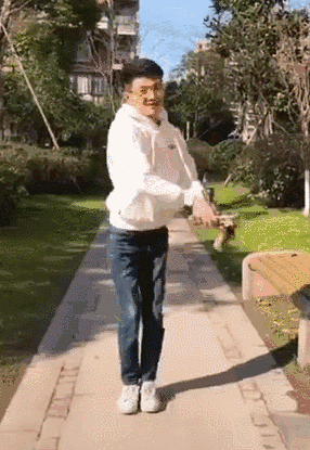 小伙子模仿大妈的经典拍照pose火了