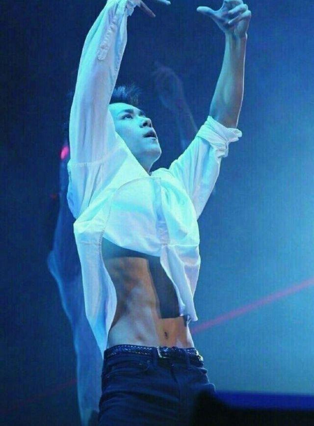 阮经天的胸肌,千玺的腹肌,黄景瑜的倒三角,谁更能俘获