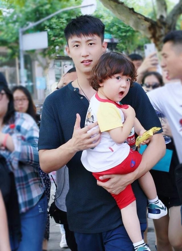 豪豪探班黄景瑜目标吻20下全程甜到爆,黄景瑜手机壳意外曝光了