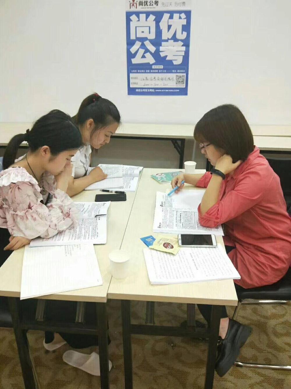 2018安徽公务员面试真题预测与解析: 机动车礼