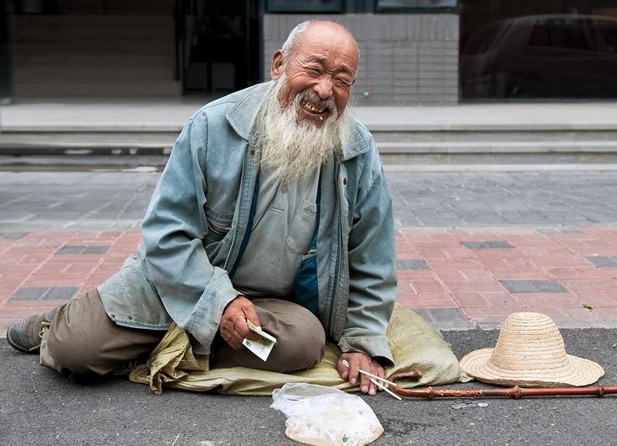 小伙看老乞丐可怜,每天给他一碗清汤面,一个月后小伙跪谢老乞丐