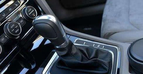 自动挡驻车时,先挂P挡还是先熄火,广大车主别