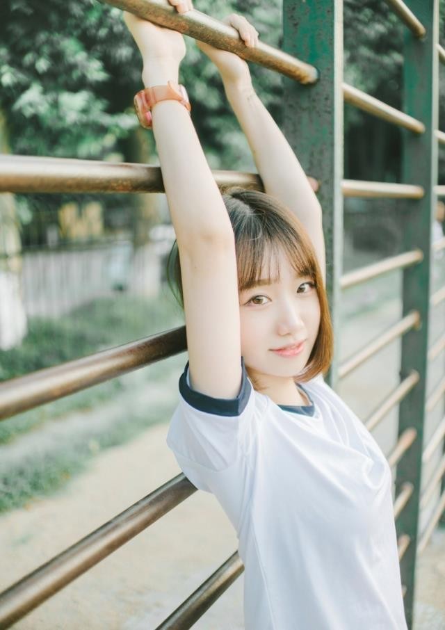 人像摄影:白色运动服长腿美女户外摆拍既清纯17173美女v白色图片