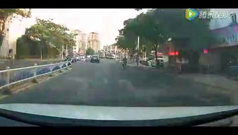 骑电动车闯红灯还不看路，撞上之后他跑的最快