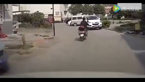 骑电动车的朋友都看看，发生这样的事故到底这是谁的责任