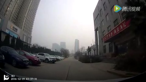 太缺德了 SUV倒车时撞到后车直接逃走