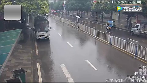 这女司机倒车也太厉害了竟然飞跃护栏直撞电动车，下车后回应亮了