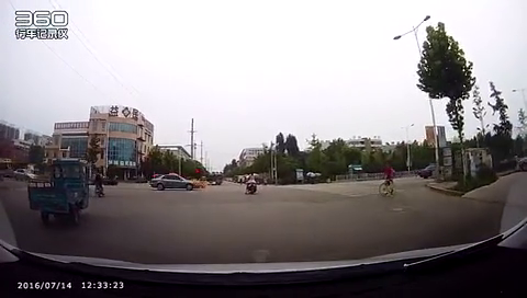 差点躺着中枪 电动车反应迅速躲开事故