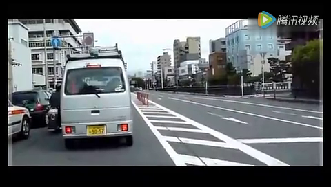 日本街头女学生骑车过马路，被逆行电动车撞翻