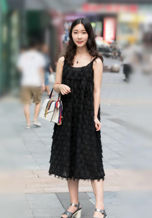 街拍:时尚美女身材丰腴,女人味十足