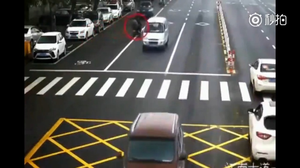 汽车 全球汽车 电动车明目张胆的逆行，监控拍下让家人崩溃的一幕啊！  ​