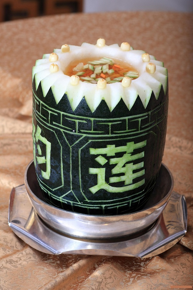 精美的瓜果雕刻艺术作品，栩栩如生，令人赏心悦目！