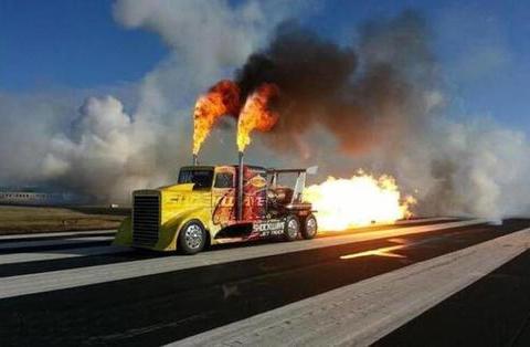 装上飞机引擎卡车的,开起来车后冒火,刹车得要减速伞!