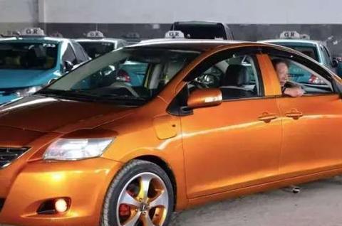 趣闻：看看71岁老大爷改装的双头汽车