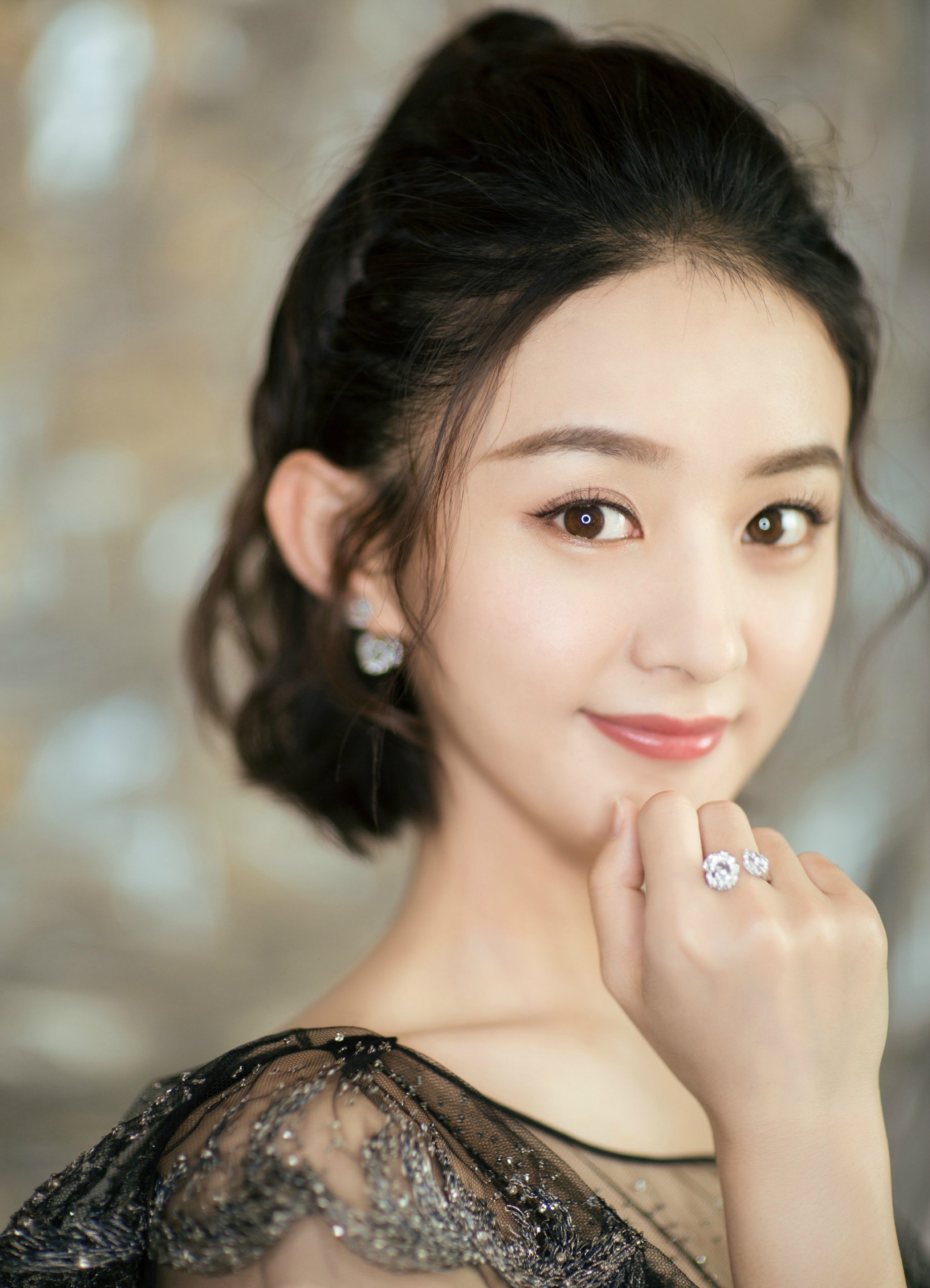 赵丽颖身穿黑天鹅礼服长裙现身红毯现场。如一