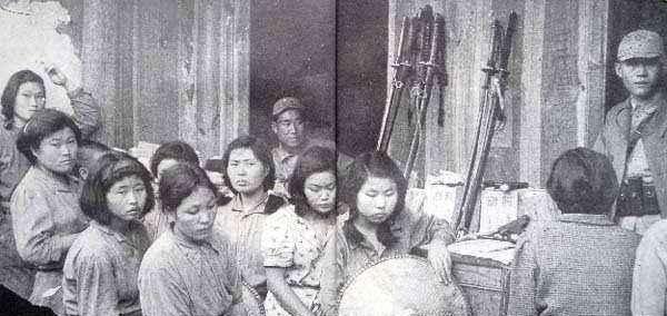 世界有个国家,跟中国关系复杂,国旗还模仿中国