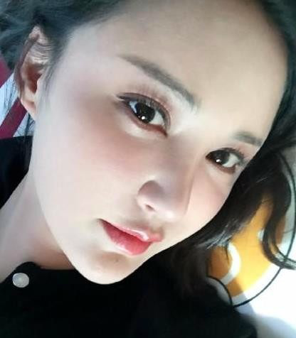 张歆艺机场照下巴瞩目,脸越来越鼓,不用几年这