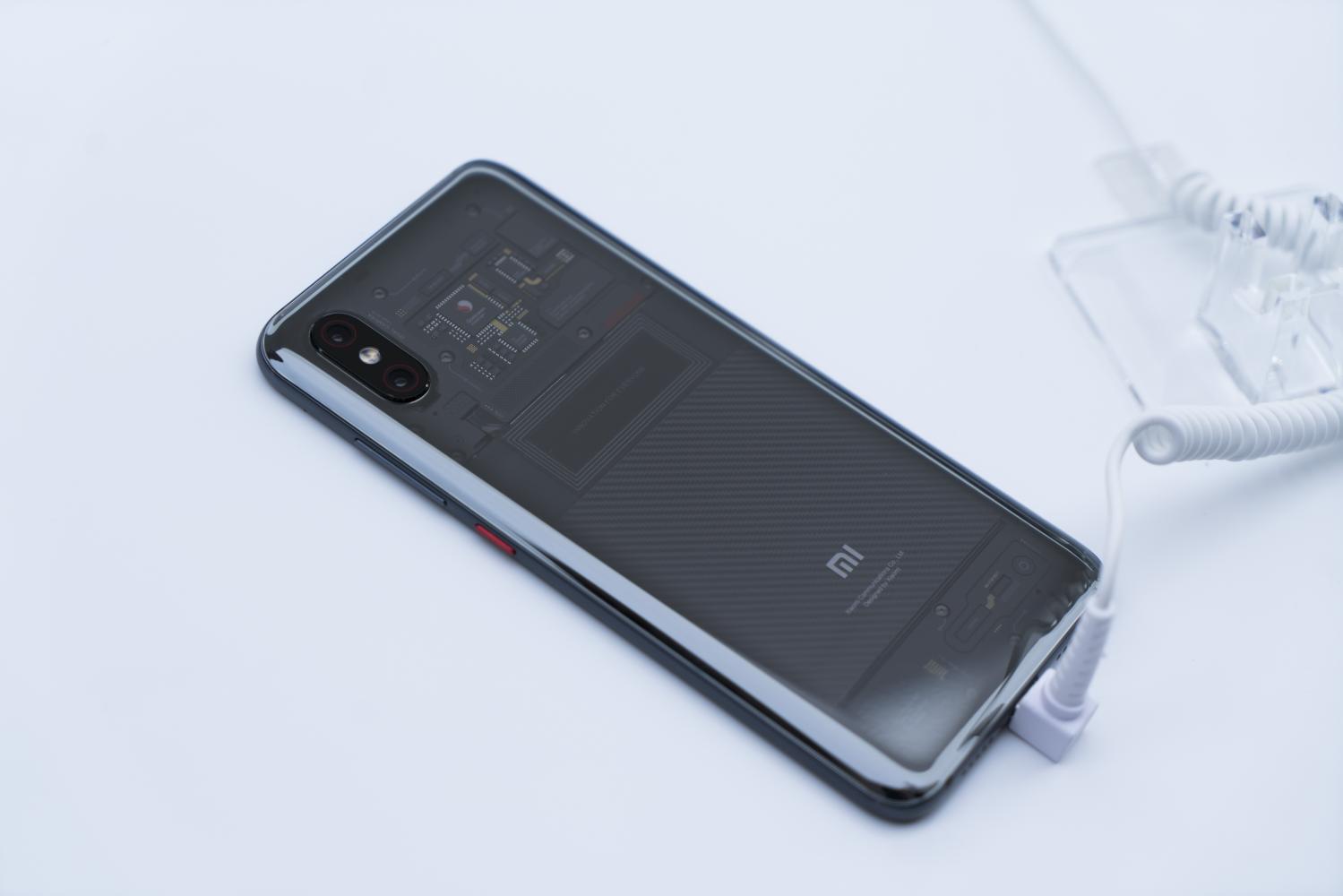 小米8透明探索版很酷, 但你能买得到嘛?